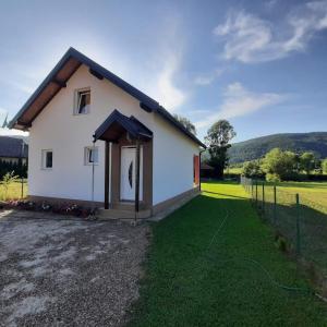 una piccola casa bianca in un prato di Holiday home Dani a Bihać Altre 38 foto