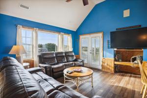 - un salon avec un canapé et une télévision dans l'établissement 7130 - Sunset Breeze by Resort Realty, à Waves
