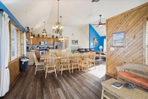 - une salle à manger et une cuisine avec une table et des chaises dans l'établissement 7130 - Sunset Breeze by Resort Realty, à Waves