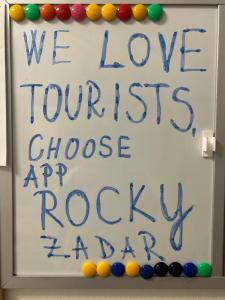 een bord dat zegt dat we van onze kinderen houden kies apropraxrax feest bij Apartment Rocky II in Zadar