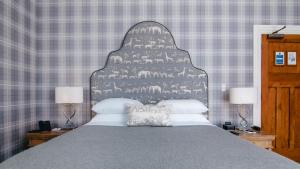 - une chambre avec un lit doté d'une grande tête de lit dans l'établissement The Marlborough, à Blenheim
