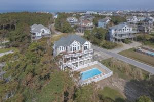 - une vue aérienne sur une maison avec une piscine dans l'établissement 7134 - Its A Wonderful Life by Resort Realty, à Waves