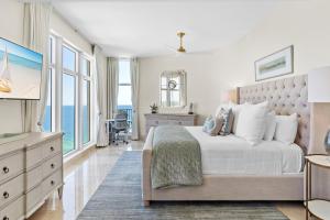 Giường trong phòng chung tại Jade East Towers 1910 by Newman-Dailey