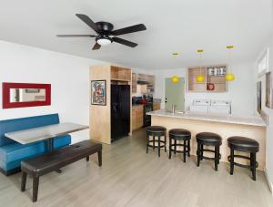 cocina con sofá azul, mesa y sillas en Folly Vacation Great Location, Super Cute & Spacious Apt B, en Folly Beach