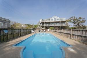 une grande piscine bleue en face d'une maison dans l'établissement 7135 - Our Blue Haven by Resort Realty, à Waves