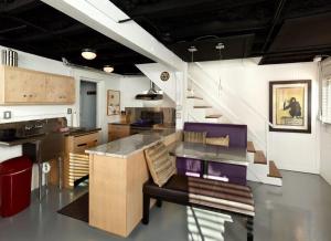 uma cozinha com um balcão e uma cozinha com escadas em Folly Vacation 114A Townhouse near the beach, pet friendly em Folly Beach