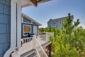 Balkón nebo terasa v ubytování Westhampton Beach Home with Deck and Ocean Views!