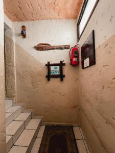 una habitación con escaleras y una boca de incendios en la pared en Sunrise Hostel Taghazout en Taghazout