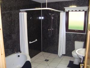 HallinにあるBitacoraのバスルーム(シャワー、バスタブ、トイレ付)