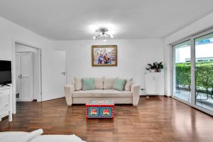 a living room with a couch and a table at Wohnung im Herzen Münchens nähe Hauptbahnhof in Munich