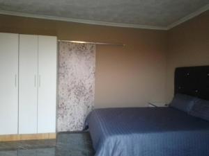 Postel nebo postele na pokoji v ubytování Zizi's B&B