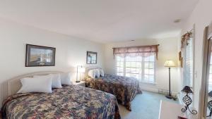 a hotel room with two beds and a window at Pawleys Plantation Greens 1 Bedroom Retreat in Pawleys Island