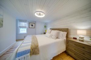 ein Schlafzimmer mit einem Bett und eine Kommode mit einer Lampe in der Unterkunft Lakefront NY Getaway with Boat Dock and Kayak! 