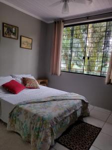 una camera con un letto e due finestre di Pousada Cantinho D´Lilica a Balneário Praia do Leste