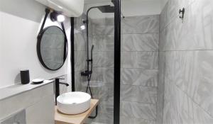 een badkamer met een douche, een toilet en een spiegel bij Jungly / Moderne - Cocooning - Calme - Nature in Saint-Priest