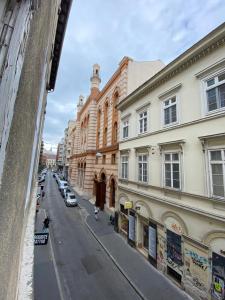uitzicht op een straat met gebouwen en auto's bij Best Location in the Heart of the City, 2 bedrooms, 2 bathrooms in Boedapest