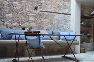 メギスティ島にあるCasa Muse Kastellorizo Whole Houseのソファ付きの客室で、テーブルと椅子が備わります。