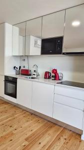 Кухня або міні-кухня у RED Apartments