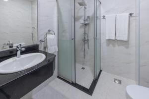 Ένα μπάνιο στο Snood Al Dana Hotel