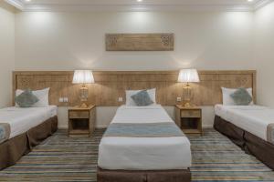 Postel nebo postele na pokoji v ubytování Snood Al Dana Hotel