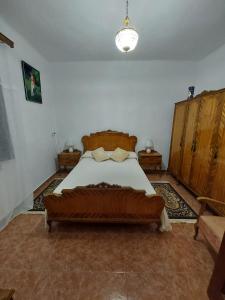 1 dormitorio con 1 cama grande en una habitación en Casa Virginia entre mar y montaña, en La Paz