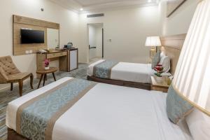 سرير أو أسرّة في غرفة في Snood Al Dana Hotel