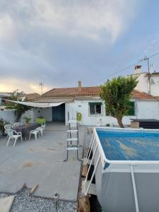 a house with a swimming pool in the yard at Casa Virginia entre mar y montaña in La Paz