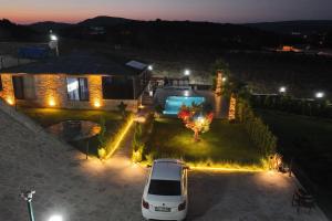 un furgone parcheggiato di fronte a una casa di notte. di Black Swan Villas Kadıllı a Gebze
