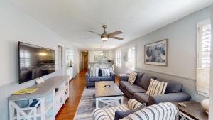 TV a/nebo společenská místnost v ubytování True Blue Villas Your 3BR Oasis