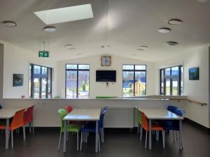 une salle à manger avec des tables, des chaises et un comptoir dans l'établissement Hampshire Holiday Parks - Wanaka, à Wanaka