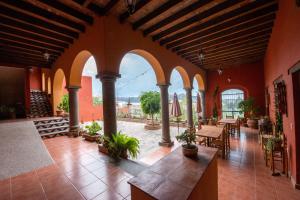 Habitación grande con patio con mesas y sillas. en Hotel Camino Antiguo en Guanajuato