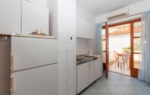Η κουζίνα ή μικρή κουζίνα στο Apartments Near Beach