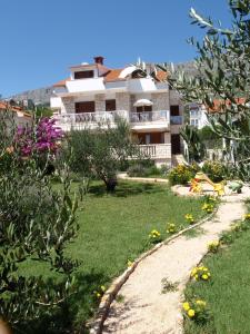 Κήπος έξω από το Apartments Near Beach +55 φωτογραφίες