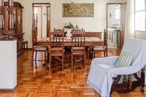 jadalnia z drewnianym stołem i krzesłami w obiekcie Chamosa e aconchegante casa em Petrópolis VGL041 w mieście Petrópolis