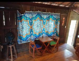 馬塔迪聖若昂的住宿－Chalé com privacidade em Imbassai，墙上的桌子和椅子