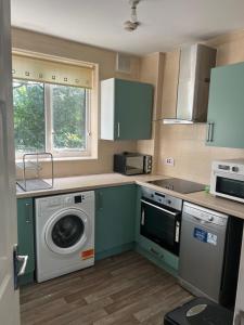 cocina con lavadora y microondas en 369 apartment 9 en Birmingham