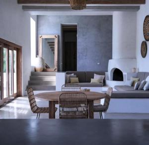 a living room with a table and a couch at Casa Jacito in Ayampe