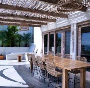 a dining room with a wooden table and chairs at Casa Jacito in Ayampe