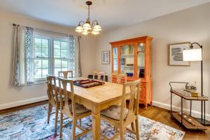 Imagine din galeria proprietății Hendersonville Haven with Fire Pit, Grill, Deck! în Hendersonville