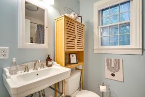 O baie la Hendersonville Haven with Fire Pit, Grill, Deck! +24 fotografii