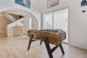 um quarto com uma mesa de bilhar no meio em Charming townhouse with air conditioning in Anglet - Welkeys em Anglet