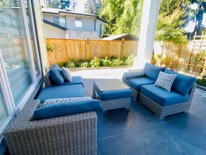 eine Terrasse mit 2 Stühlen, einem Sofa und einem Tisch in der Unterkunft Home sweet home in Richmond