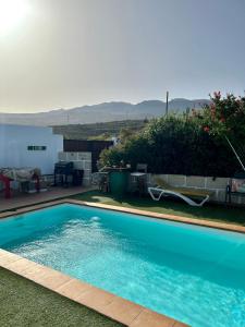een zwembad in de tuin van een huis bij La Era Casa Rural in La Cisnera