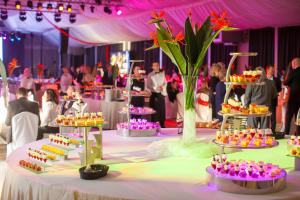 un tavolo con un mucchio di torte e altri dolci di Terminal Hotel a Breslavia