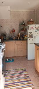 a kitchen with a refrigerator and a stove and a refrigeratorvelt at Rockrose Stay in Cardiff
