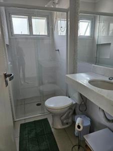 Koupelna v ubytování Apartamento pé na areia no centro de Bertioga + 11 fotografií