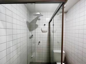 um chuveiro com uma porta de vidro na casa de banho em Flat em Aguas Claras - Brasília - MADB1005 em Águas Claras