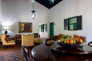 a living room with a table with fruit on it at Sotovocce Casa Campestre in Turbaco