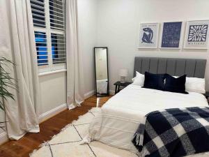 sypialnia z łóżkiem z czarno-białym kocem w obiekcie The Goody House w mieście Unley