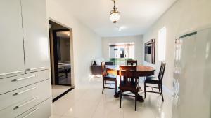 Dapur atau dapur kecil di CASA NA RUA DO PIRUÍ EM AREMBEPE com ar